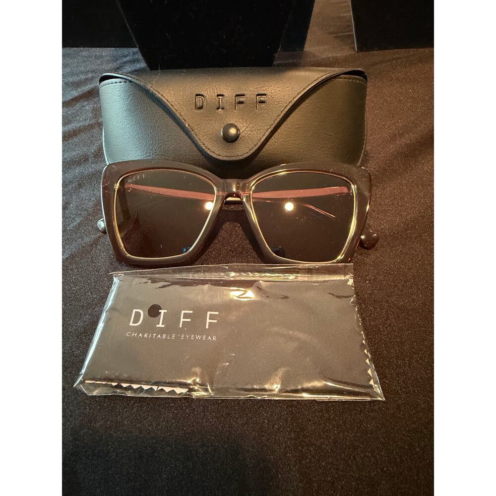 DIFF NWT Becky II cat eye polarized sunglasses size 56mm-16mm-145mm